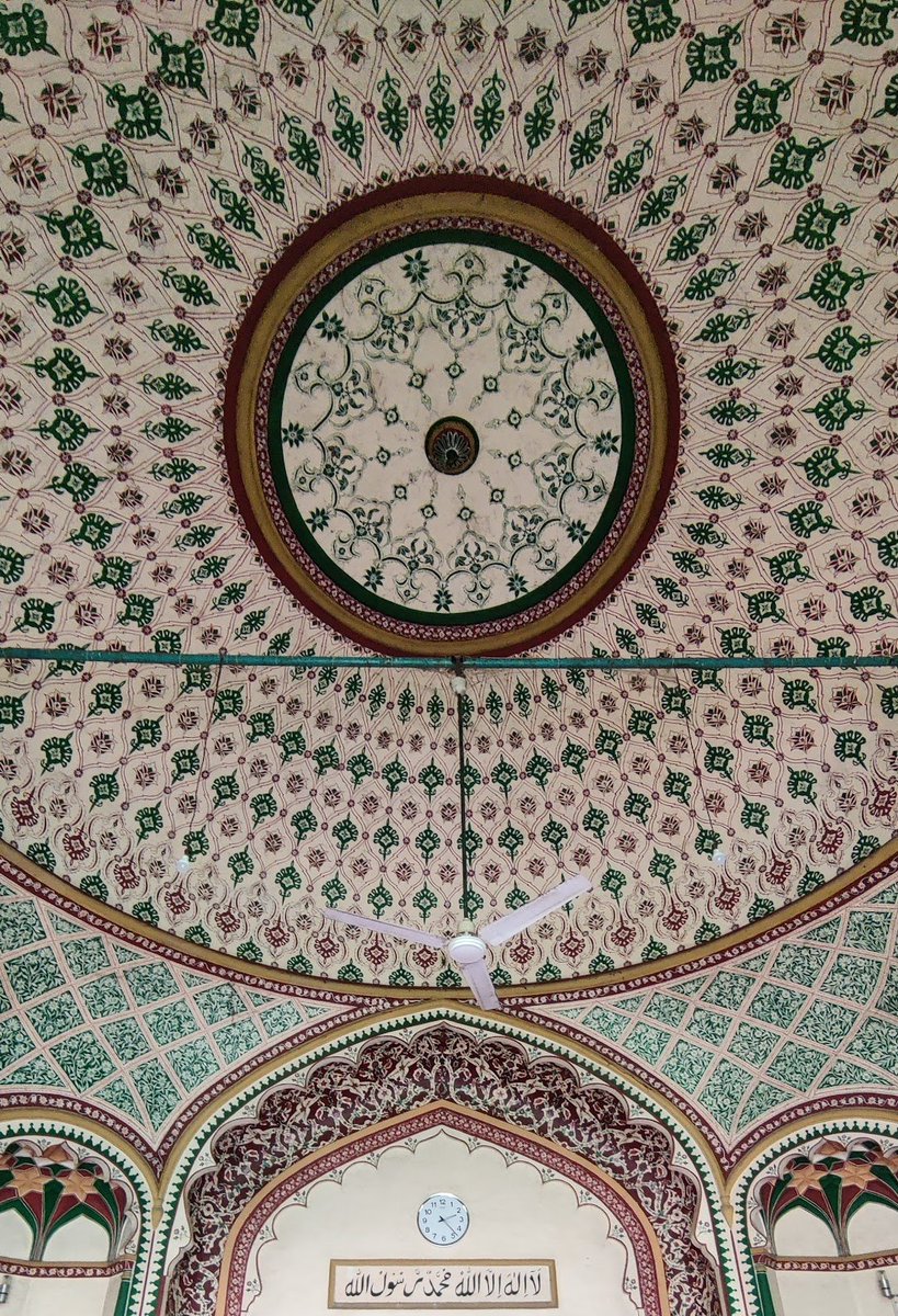 MuslimSpaces's tweet photo. Teele Wali Masjid, Lucknow was built in reign of Mughal Emperor Aurangzeb between 1658-1660 &amp; is the biggest Sunni Mosque in UP. It was confiscated by British in 1857 Revolt as teachers &amp; students of Madrasa fought them for 80 days &amp; Muslims were hanged on the tree behind Mosque! https://t.co/t1nw4DifVI