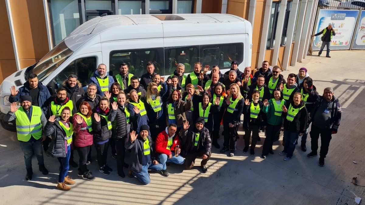 Gaziantep köyleri, Kahramanmaraş ve Adıyaman gibi çevre illerdeki ihtiyaç sahiplerine yardımları ulaştırmak için gönüllü öğretmen ve personelimizle tek yürek olmaya devam ediyoruz. #tekyürekBilfen