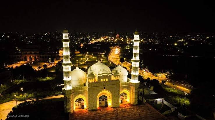 MuslimSpaces's tweet photo. Teele Wali Masjid, Lucknow was built in reign of Mughal Emperor Aurangzeb between 1658-1660 &amp; is the biggest Sunni Mosque in UP. It was confiscated by British in 1857 Revolt as teachers &amp; students of Madrasa fought them for 80 days &amp; Muslims were hanged on the tree behind Mosque! https://t.co/t1nw4DifVI