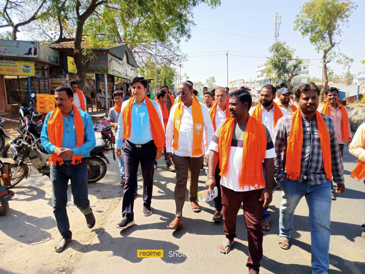 MLNARAYANAIAS's tweet photo. ಹಗರಿಬೊಮ್ಮನಹಳ್ಳಿಯ ವಿವಿಧೆಡೆಗಳಲ್ಲಿ ಮುಖಂಡರುಗಳ ಜೊತೆ ಪಾದಯಾತ್ರೆ ಮೂಲಕ ಮತದಾರರನ್ನು ಸಂಪರ್ಕ ಮಾಡಲಾಯಿತು. ವಿಜಯ ಸಂಕಲ್ಪ ಬೂತ್ ಮಟ್ಟದ ಅಭಿಯಾನ ನಡೆಸಿ ಬಿಜೆಪಿ ಪಕ್ಷವನ್ನು ವಿಧಾನ ಸಭಾ ಚುನಾವಣೆಯಲ್ಲಿ ಬೆಂಬಲಿಸುವಂತೆ ಮನವಿ ಮಾಡಲಾಯಿತು.
#vijayasankalpyatre | #boothlevelcampaign | #bjp | #mlakshminarayanias https://t.co/vXdBUXgKio