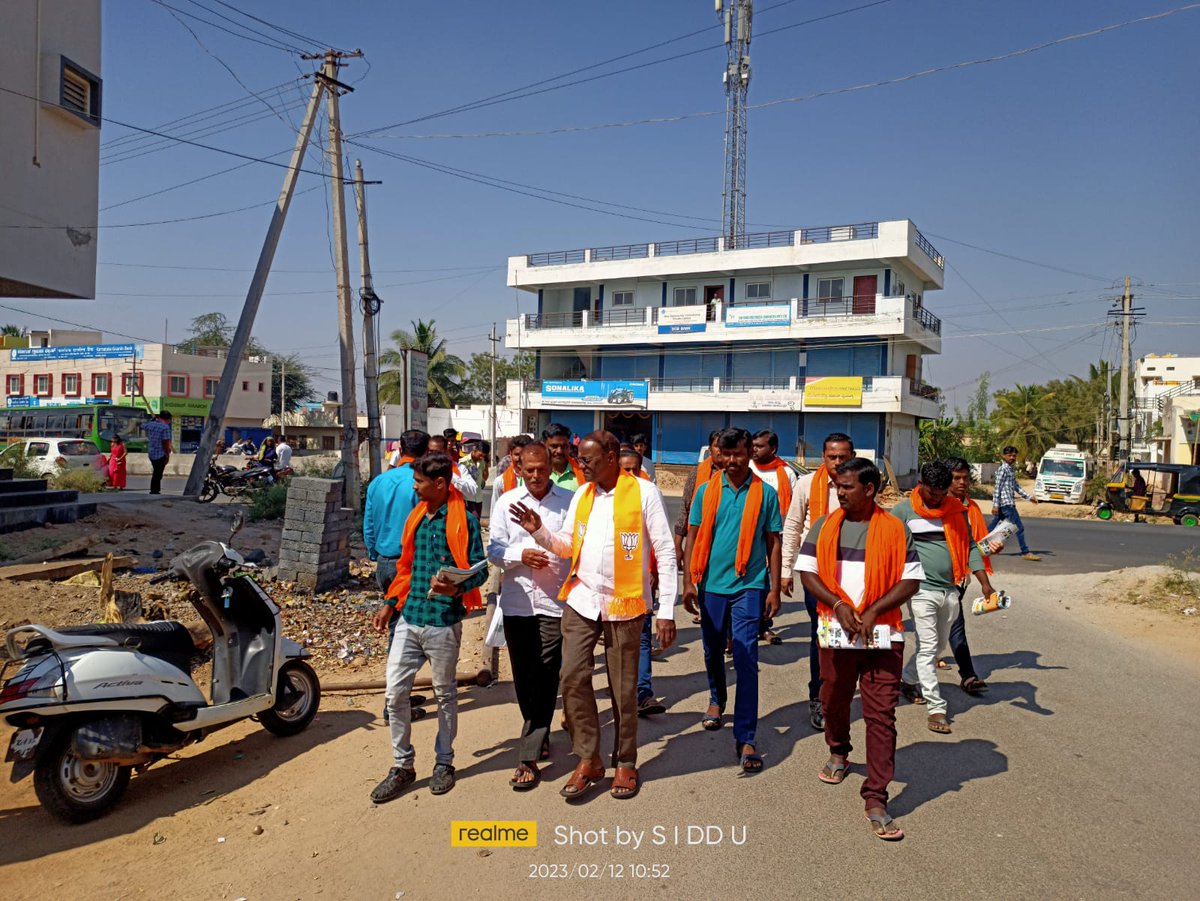 MLNARAYANAIAS's tweet photo. ಹಗರಿಬೊಮ್ಮನಹಳ್ಳಿಯ ವಿವಿಧೆಡೆಗಳಲ್ಲಿ ಮುಖಂಡರುಗಳ ಜೊತೆ ಪಾದಯಾತ್ರೆ ಮೂಲಕ ಮತದಾರರನ್ನು ಸಂಪರ್ಕ ಮಾಡಲಾಯಿತು. ವಿಜಯ ಸಂಕಲ್ಪ ಬೂತ್ ಮಟ್ಟದ ಅಭಿಯಾನ ನಡೆಸಿ ಬಿಜೆಪಿ ಪಕ್ಷವನ್ನು ವಿಧಾನ ಸಭಾ ಚುನಾವಣೆಯಲ್ಲಿ ಬೆಂಬಲಿಸುವಂತೆ ಮನವಿ ಮಾಡಲಾಯಿತು.
#vijayasankalpyatre | #boothlevelcampaign | #bjp | #mlakshminarayanias https://t.co/vXdBUXgKio