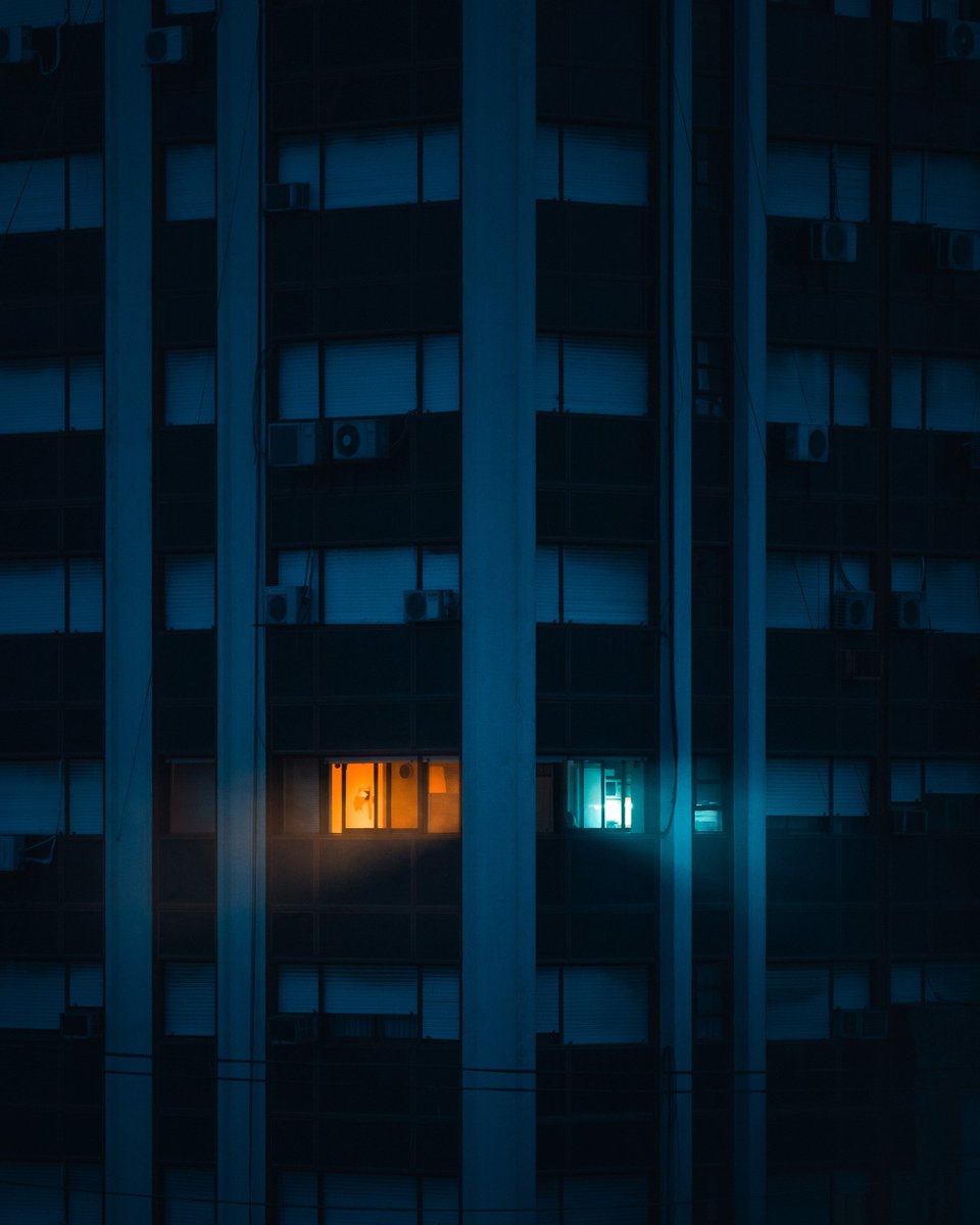 A veces las soledades se abrazan sin saberlo. 

© Ana Julia Gobbi