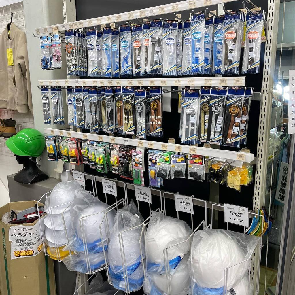 hidehisa_net's tweet photo. #秀久 #hidehisa建築現場にて必需品でもあるヘルメット
秀久では豊富な種類のヘルメットをご用意しています！
是非よろしくお願いします！
#秀久
#ヘルメット
#安全第一 https://t.co/prGXMRboQr