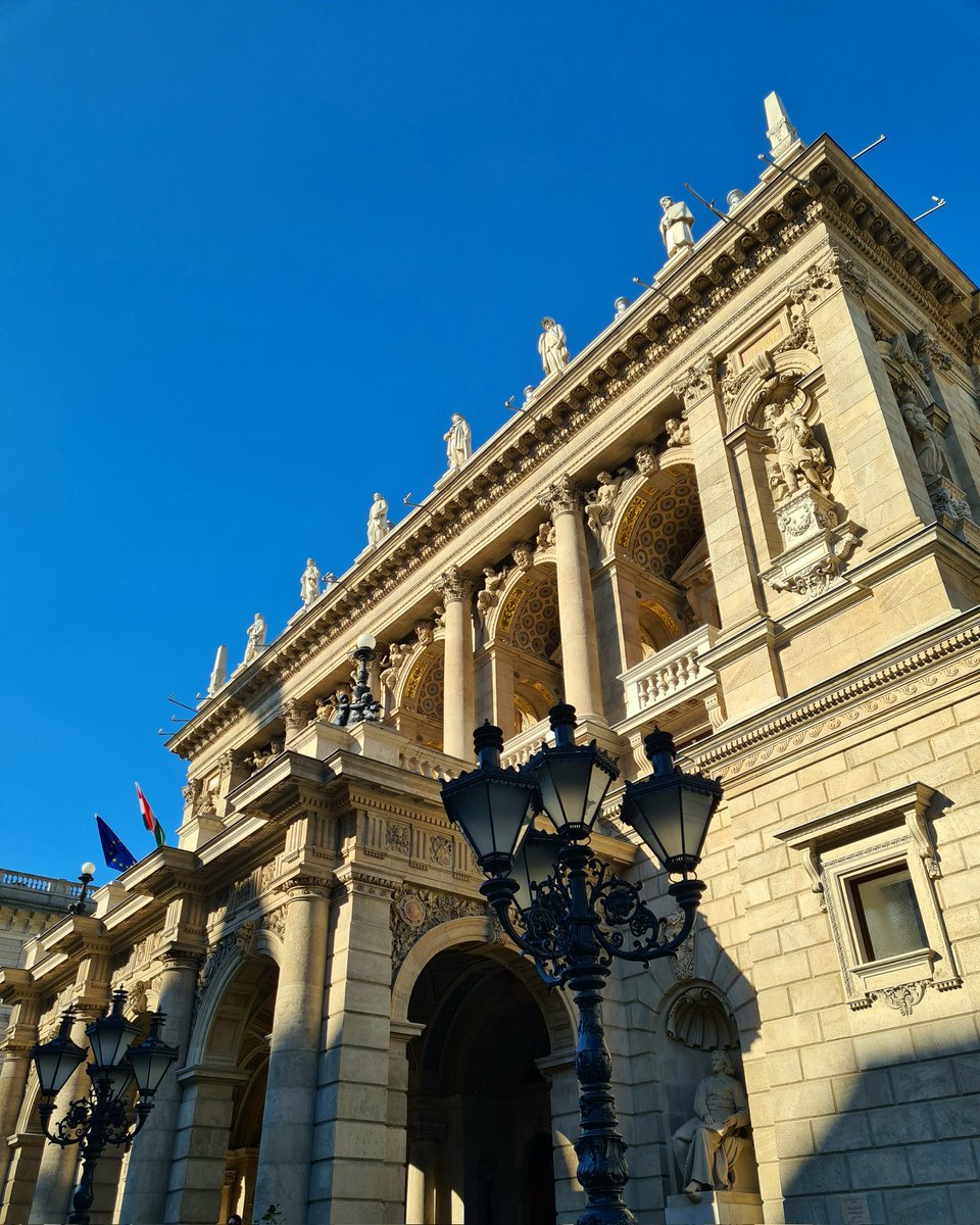 Opernjunkie's tweet photo. Der frühe Vogel zieht zusammen mit @opernkritiker und @operoderkonzert in den Krieg und hofft auf Frieden vor der #Teestunde! ⚔️🕊 #KriegUndFrieden #Prokofjew #Tolstoi #HungarianStateOpera https://t.co/l0SYnC1FvG