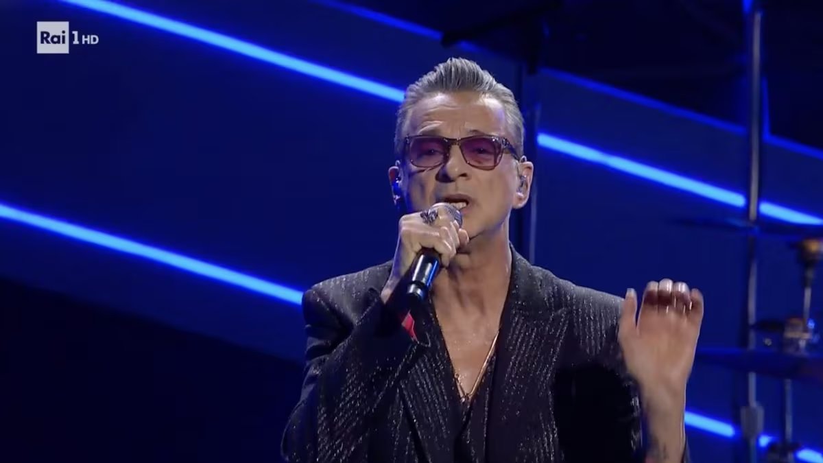 The most watched moment during last night's #Sanremo2023 final was at 22:01 when 15.674.000 people tuned in to watch Depeche Mode's performance.