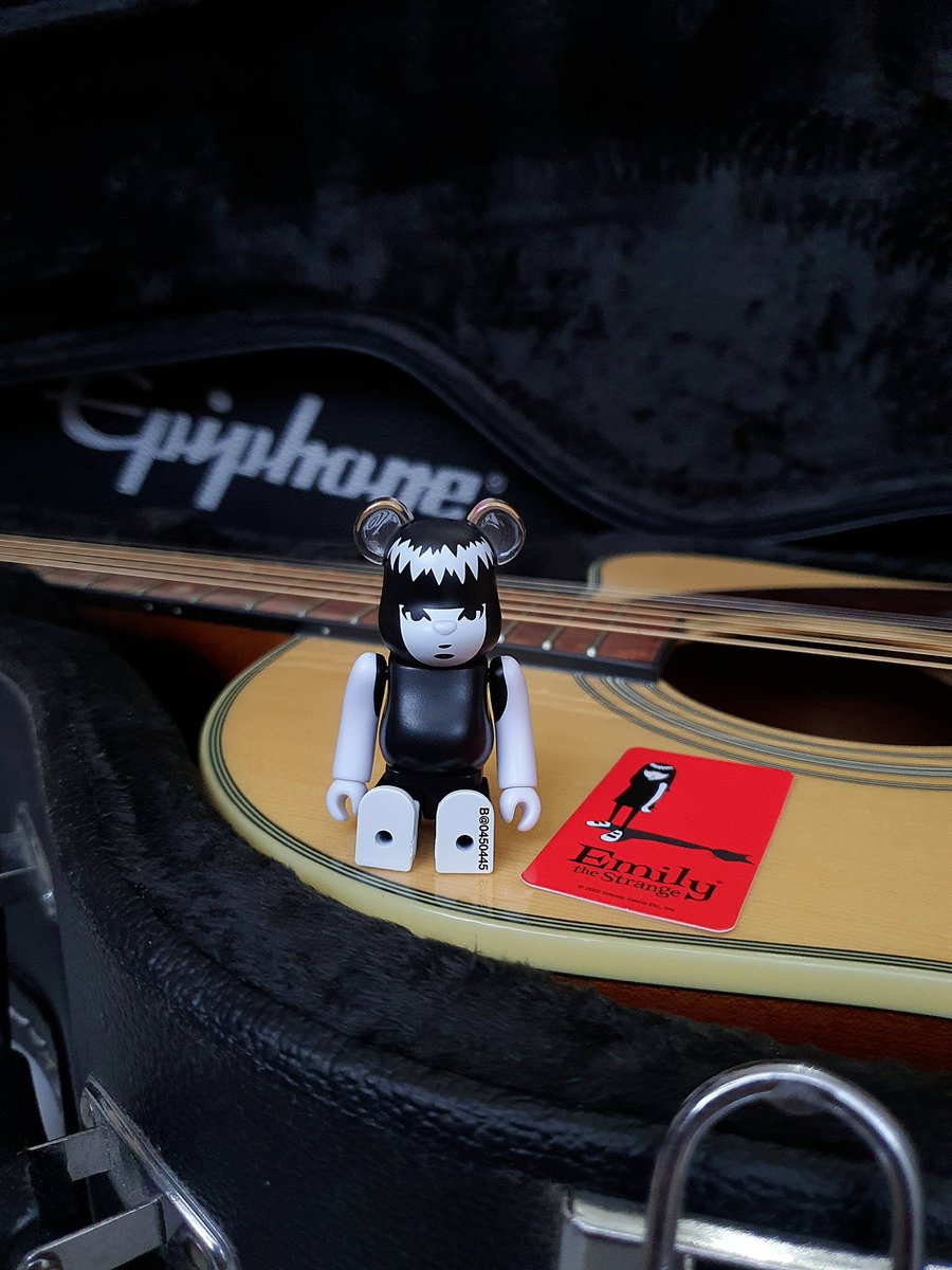 eda_roomies's tweet photo. Troublemaker 🐈⬛🎸🖤 #bearbrickseries45 #emilythestrange #rocknroll #epiphone https://t.co/srWQAPVzKk