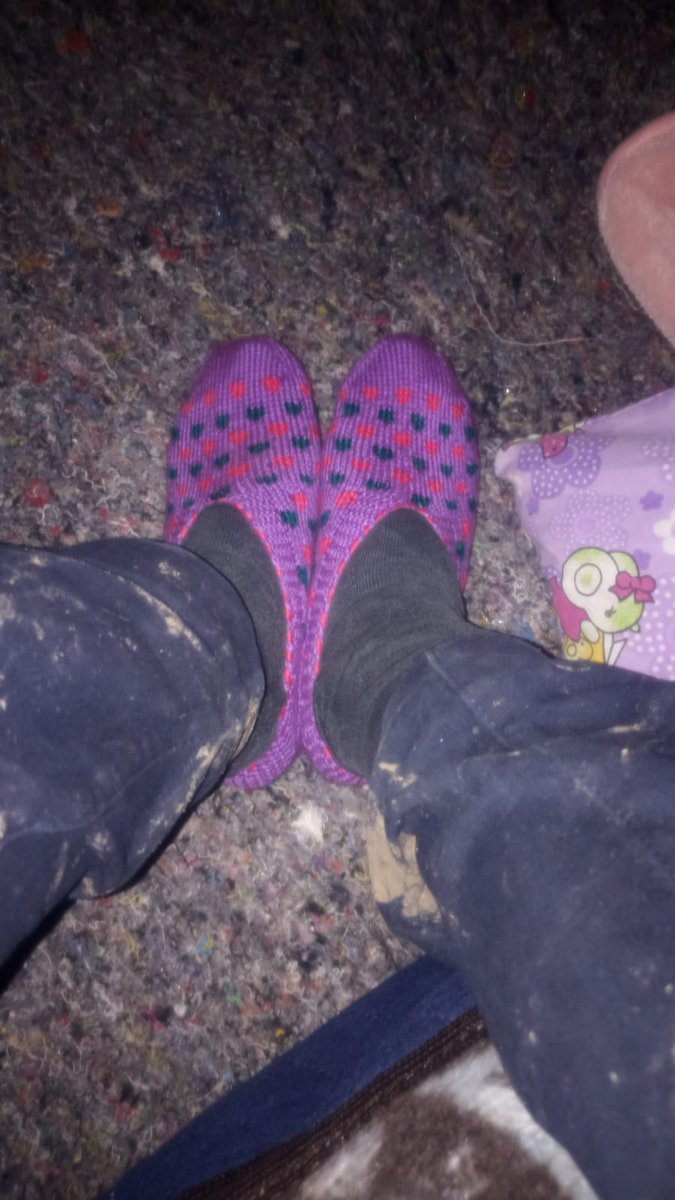 Depremin ilk saatlerinden beri bir depremzede olmama rağmen elimden geldigince insanlara yardım etmeye çalışıyorum.Bu zor zamanlarımızda yanımızda olup bize adeta yardım yağdıran herkese minnettarız bu patikleri örüp bize yollayan ablamın elleri dert görmesin TeşekkürlerTürkiye🙏