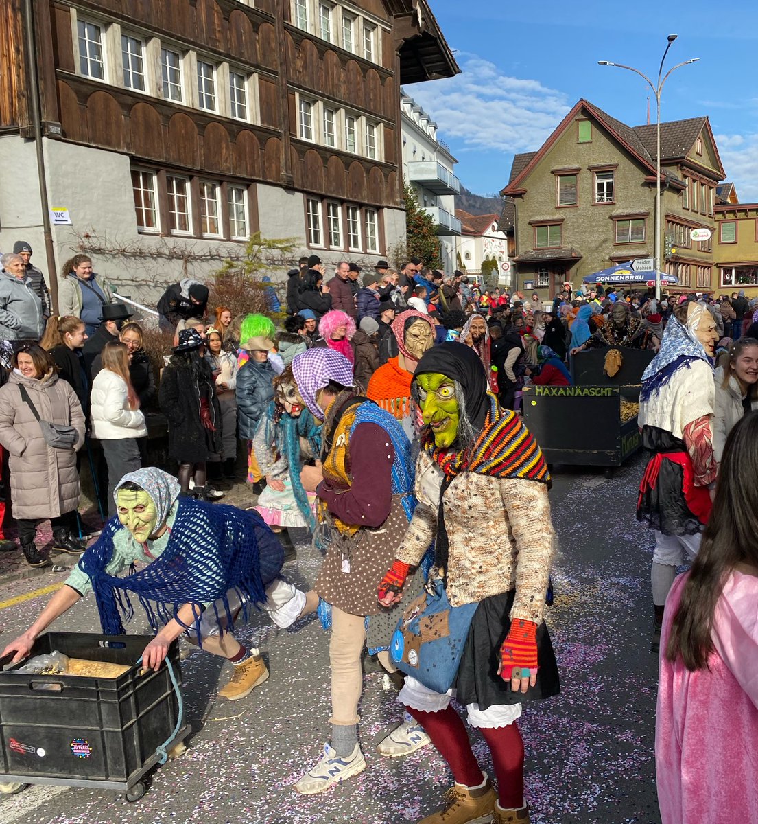 sandro_w_hess's tweet photo. Wenn die #Obervögel flügge werden, dann läuft die närrische Zeit wieder auf Hochtouren - Räbschter Dorffasnacht 🤡🥳👍🏻 #Fasnacht #Rebstein #Rheintal https://t.co/6R8hHWtmbO