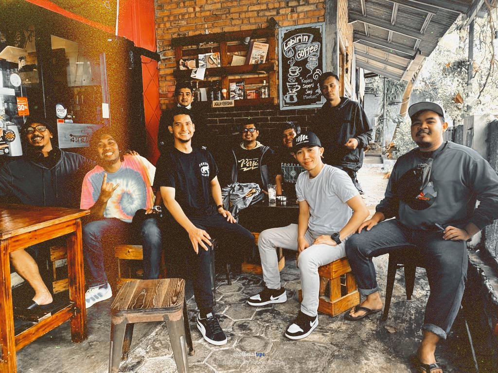 officialvpc's tweet photo. Meski singkat, pertemuan adalah penyembuh rindu. Bersama kawanan @Boysternzorq menyambangi kediaman Alm Sofiana Yusuf, korban tragedi GBLA 17/6/22. 

Gone but not forgotten! https://t.co/dHtvQdJYka