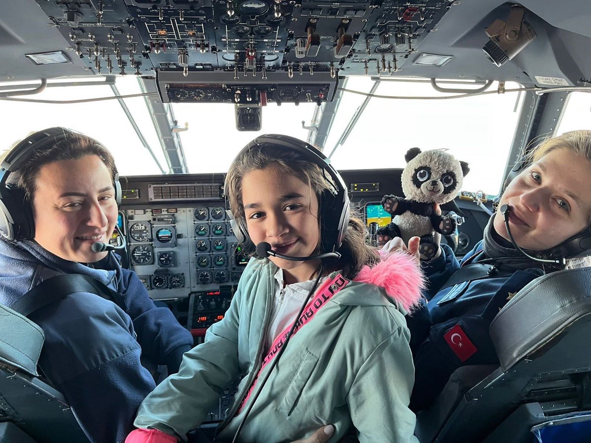 bpthaber's tweet photo. Uçaklarla tahliye edilen depremzede çocuklara moral veren pilotlarımız https://t.co/YyAvsCHLid