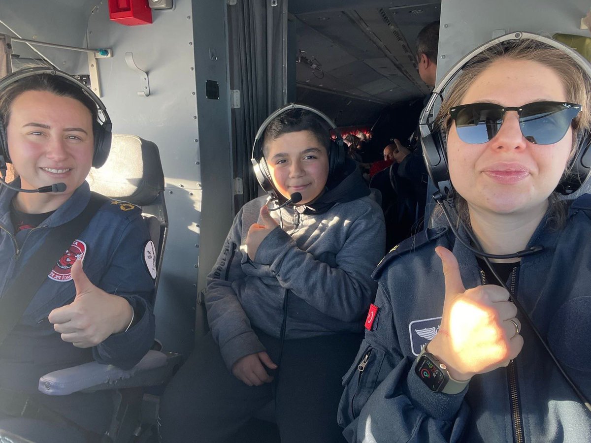 Uçaklarla tahliye edilen depremzede çocuklara moral veren pilotlarımız