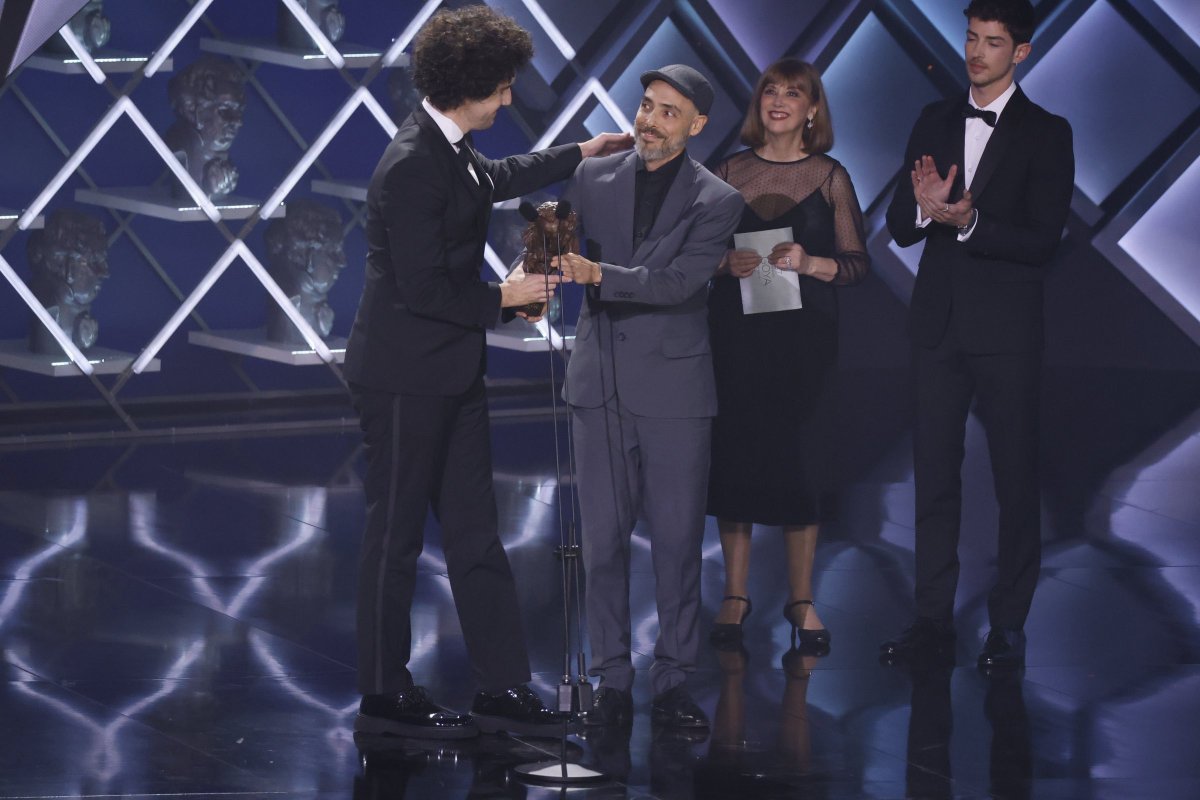 ManuRiosUpdate's tweet photo. Manu Ríos and Marta Férnandez presents the Best Animated Short Film award to Loop by Pablo Polledri at the #Goya2023 Awards. @PremiosGoya @Academiadecine https://t.co/BcCbRxXWZ7
