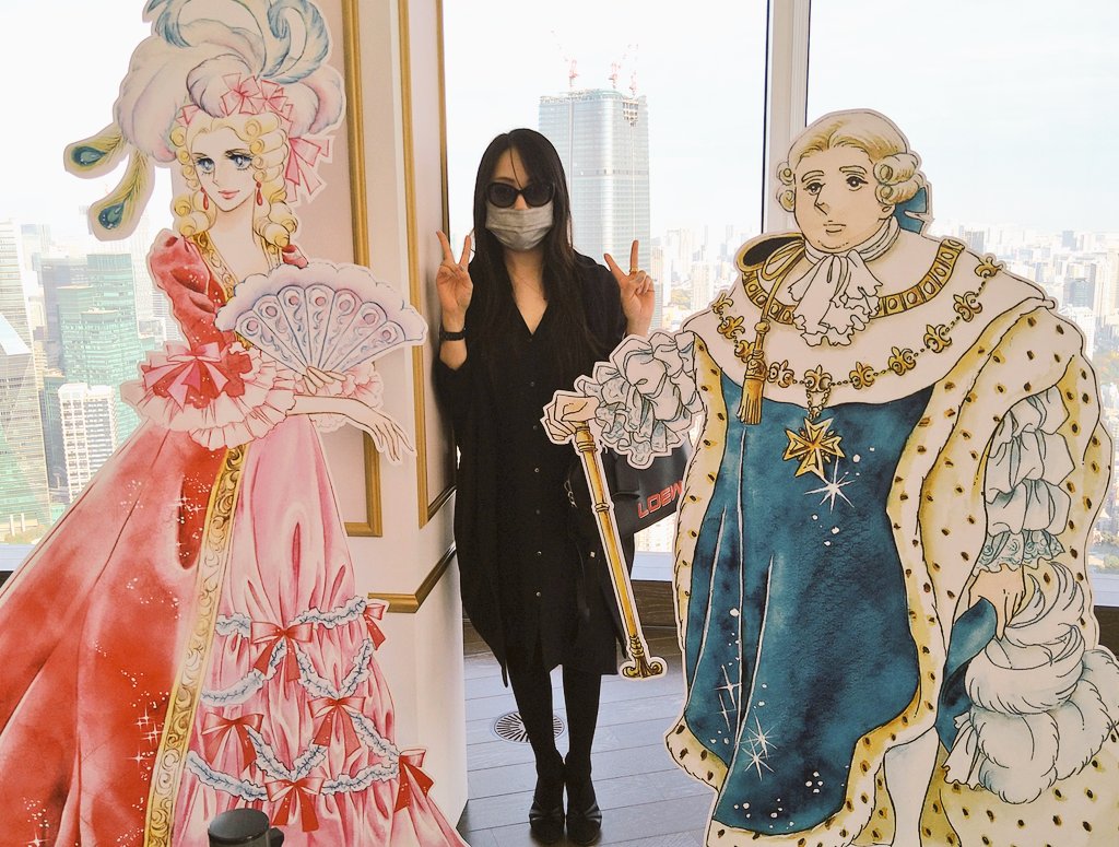 Hrv4T3's tweet photo. 国王と王妃の間に曲者じゃ〜！

#ベルばら展
#ベルサイユのばら 
#六本木ヒルズ
#マリー・アントワネット
#ルイ16世 
#池田理代子先生
#TheRoseofVersailles
#LaRosedeVersailles
#ベルサイユのローズアフタヌーンティー
#Afternoontea https://t.co/82OwDnolTn
