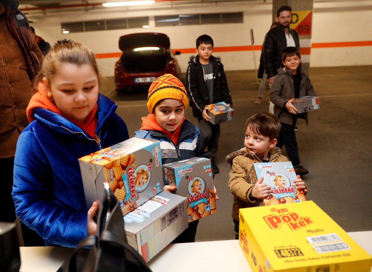 Bu minik yavrumuzun adı Metin Oktay. 

Arkadaşlarıyla birlikte yardım merkezimize gelerek afet bölgesindeki bebeklere mama yardımında bulundu. ❤️🤍

Sizlerin de yardımlarını bekliyoruz. 🙏