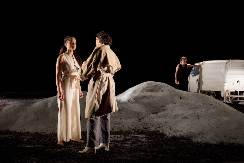 160 Jahre (Wirtschafts-)Leben: "Öl der Erde", das  Theaterstück der britischen Dramatikerin Ella Hickson, ist ein ökonomisches Gedankenspiel. Als 1890 das Erdöl sprudelt, wird das Leben besser – und was passiert, wenn die Förderung 2050 eingestellt wird?  nachtkritik.de/index.php?opti…