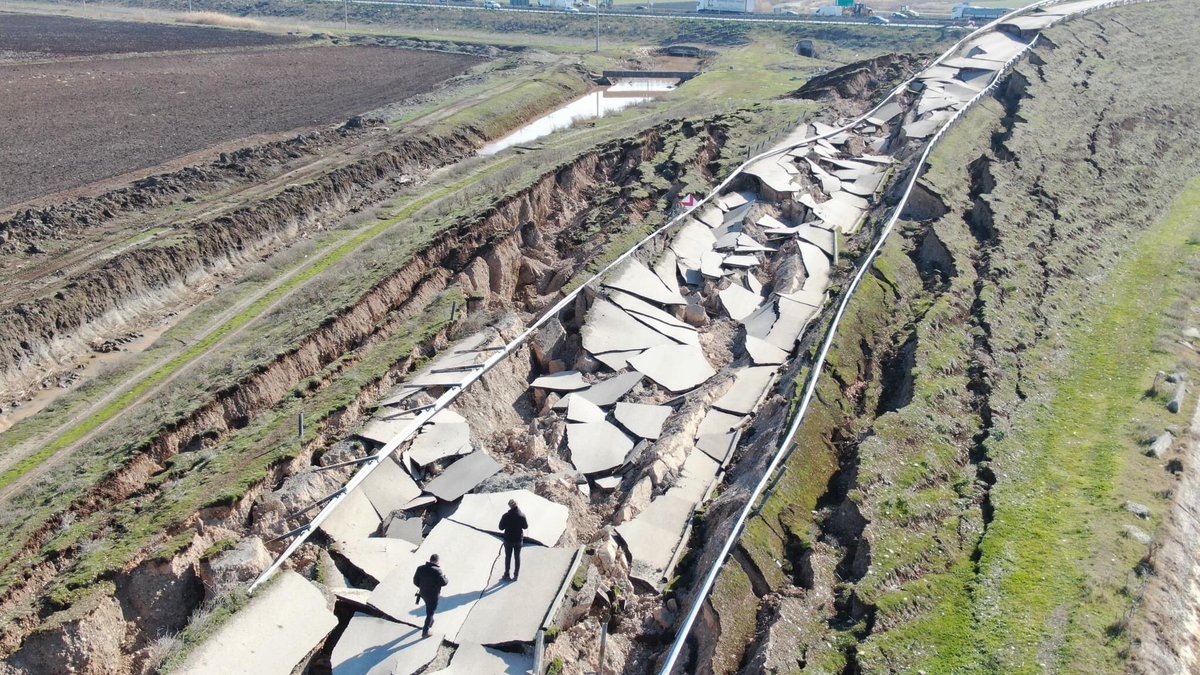 onedio's tweet photo. Deprem felaketinin ardından Adıyaman-Şanlıurfa-Gaziantep Otoyolu'nun üzerinden geçen Köşeli Köyü'nün paramparça olan yolu. (📸 İHA) https://t.co/vECfP8MebW