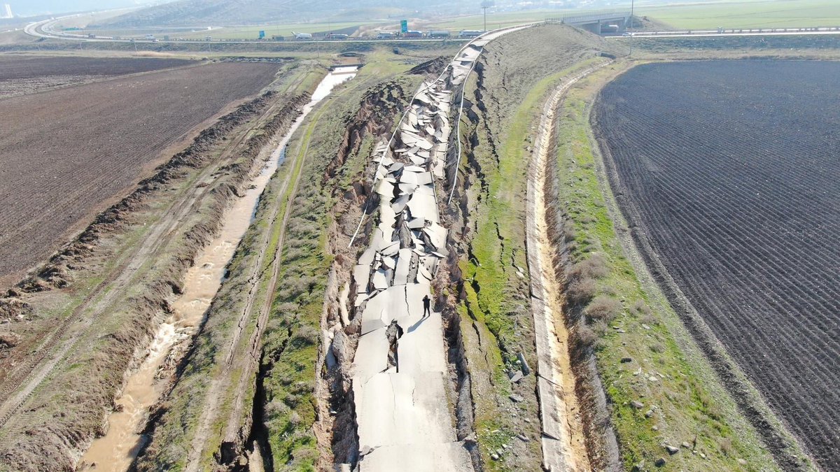 onedio's tweet photo. Deprem felaketinin ardından Adıyaman-Şanlıurfa-Gaziantep Otoyolu'nun üzerinden geçen Köşeli Köyü'nün paramparça olan yolu. (📸 İHA) https://t.co/vECfP8MebW