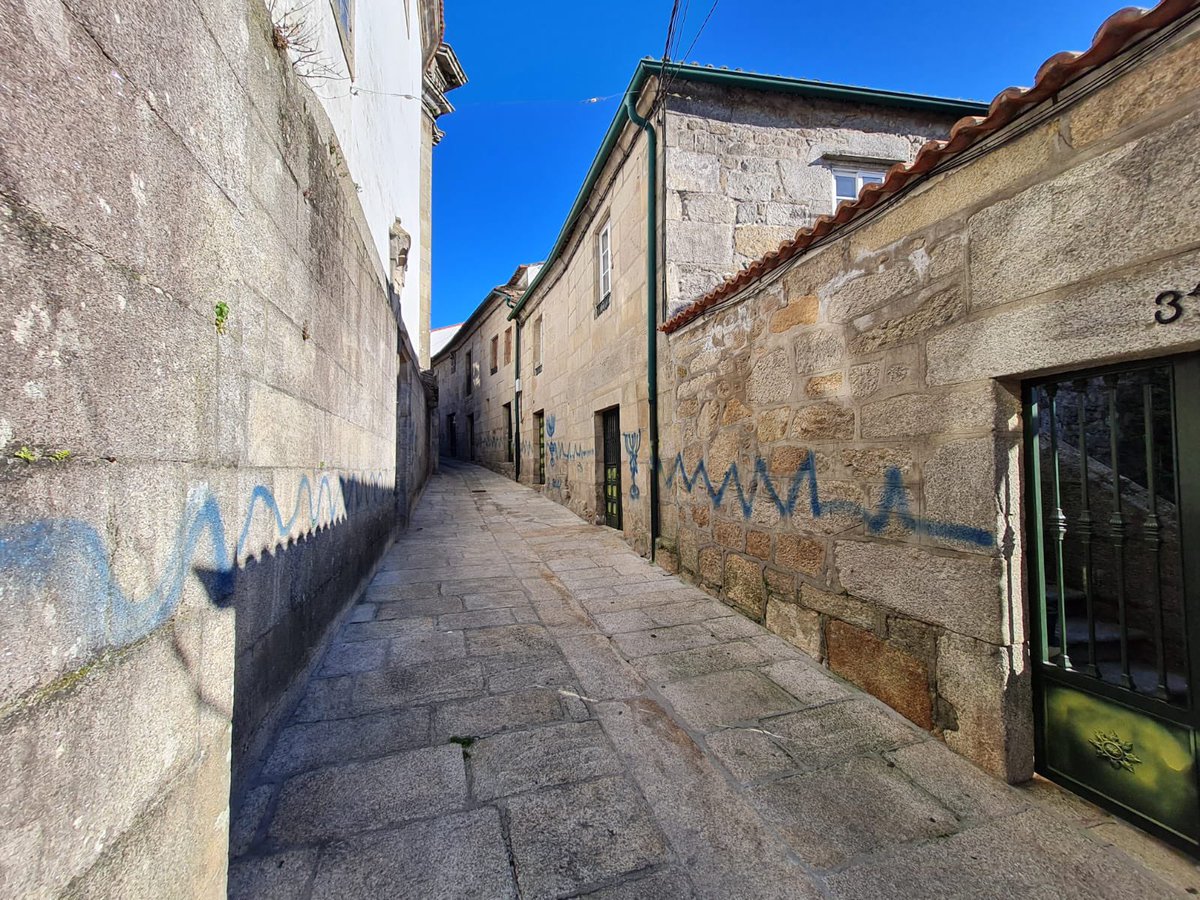 Que tristeza que quienes pasean hoy por el bellísimo centro histórico de #Tui tengan que ver estas pintadas. Que pena que el patrimonio indefenso sufra constantemente ataques impunes. 
Se está buscando a los responsables, Lo observo y no doy crédito. #sancionejemplar