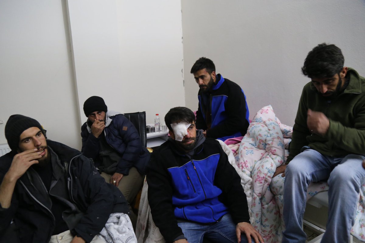 OzgurrGundem's tweet photo. Polis gönüllülere işkence edip şehrin dışına attı
Semsûr'enkazda kurtarma çalışmalarına katılmak için Çınar Kaymakamlığı'ndan belge alarak gelen gönüllüler Recep, Aydın Tanrıverdi, Yusuf Abatay, İbrahim ve Erhan Tanrıverdi isimli gençler, polisler tarafından kaçırıldı. https://t.co/otPTqkfakJ