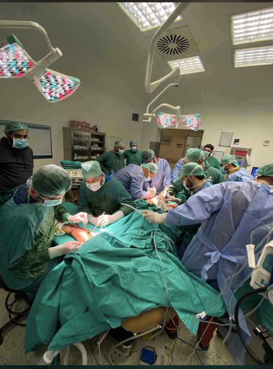 meslektaşlarım tek ameliyat odasına iki hasta alıp ameliyat lambasını da paylaşıp acil durum cerrahisi yapıyorlar. Hani bu aşağılanan, giderlerse gitsin, vatan haini, dayağı hak ediyor denen kardeşlerim bunlar. Birisinin tek elinin yararı bin tane boş muhabbet insanından fazla..