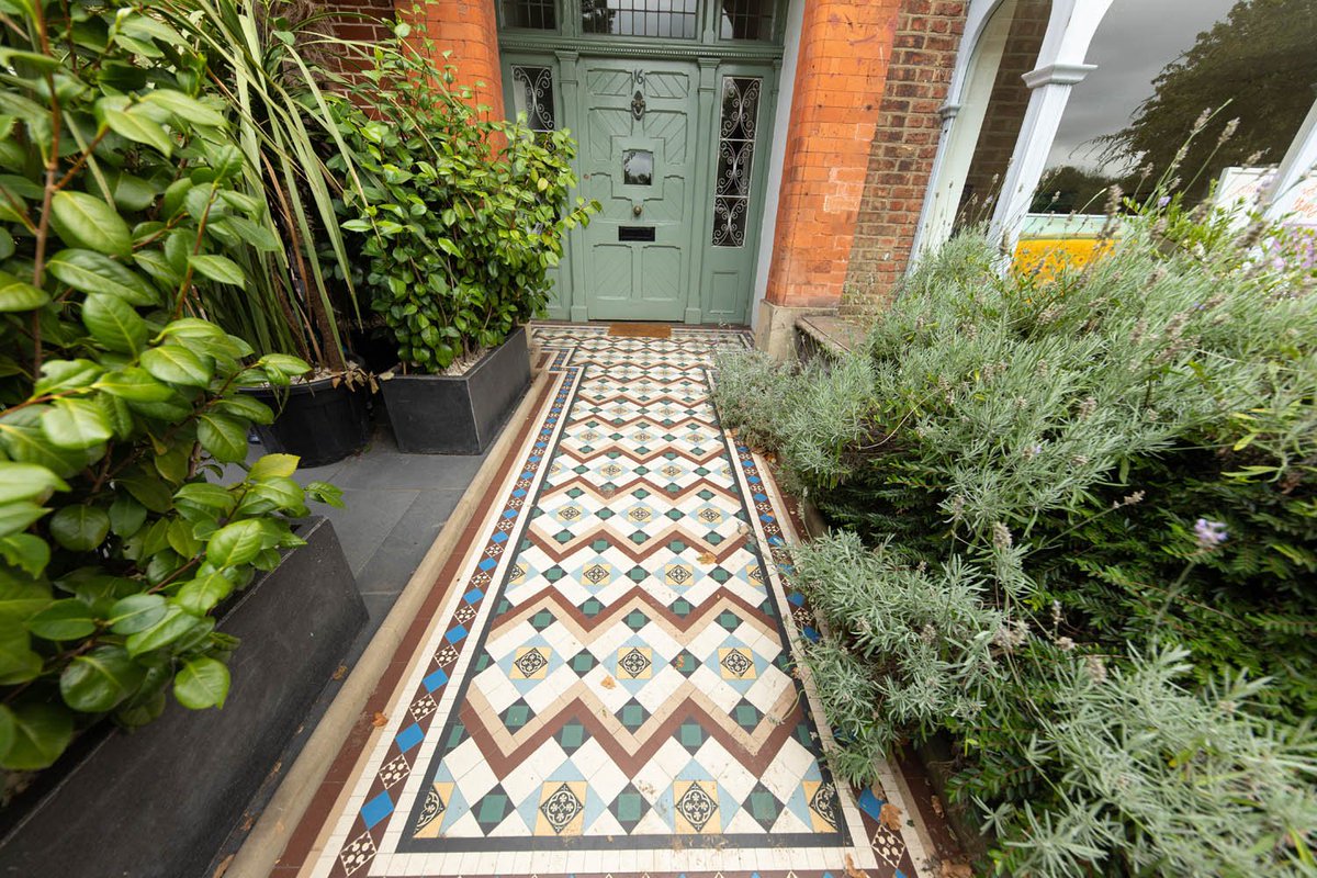 FrontGarden_Co's tweet photo. The solid and contained borders of the planting in this garden create a green forest style, while adding clean lines and keeping maintenance low.

https://t.co/hAoRddIT7M

#plants #outdoorliving #gardening #gardeninspiration #gardenlandscaping #victorianmosaictiling https://t.co/RMRkTwDE3k