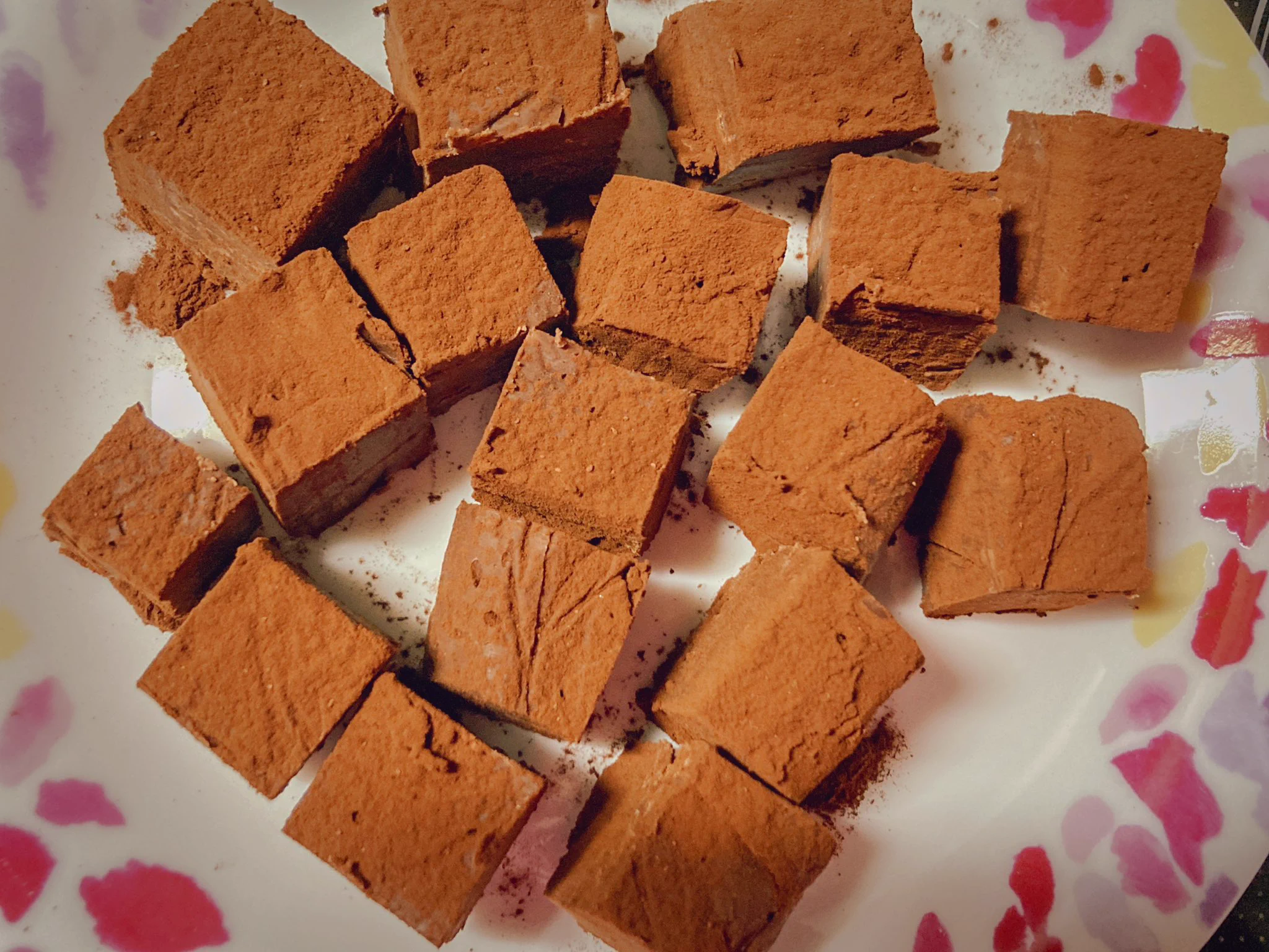 バレンタインが近いということで、作ってみた(*ﾟ▽ﾟ*)
お菓子作り嫌いでもできる簡単さ！
大きさ不揃いだったり表面にシワあったりなのは見なかったことにして下さい…w  
