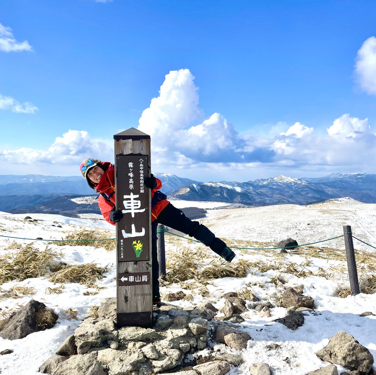 SheEmimie's tweet photo. 蓼科山の前日は、足慣らしに車山へ。スノーシューでもふもふの雪の上を歩きたかったけど、ガリガリでした😂楽しみはまた今度！ https://t.co/QbaREBfPWw