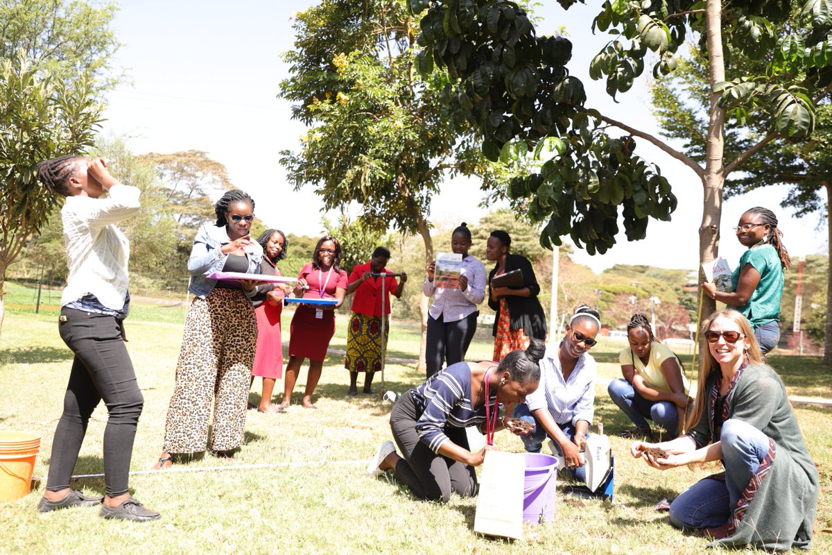 Celebrating #WomenInScience today and everyday @ICRAF @CIFOR 
Here we are conducting #field work to assess #soil and #land health indicators. 
Read about our applied research here:
cifor-icraf.org/research/theme… 

#IDWGS #WomenInSTEM #WomenInScienceDay #WomenInSTEMDay