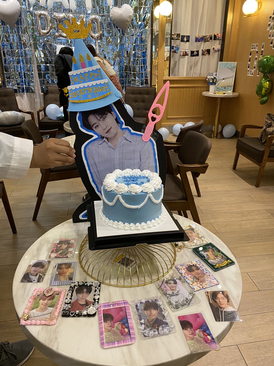 — the cake and chan 🦦 

#Baby_Dinotters_Day #이찬란한_순간