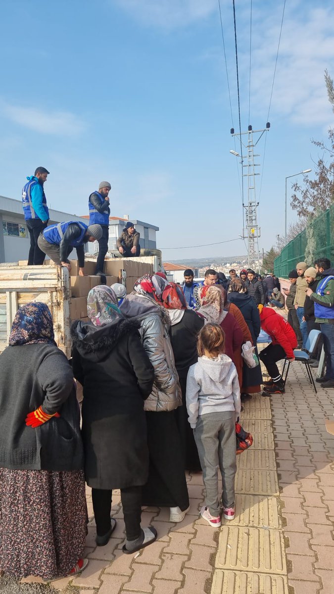 ilmfeed on Twitter "Syrian refugees are volunteering to distribute aid