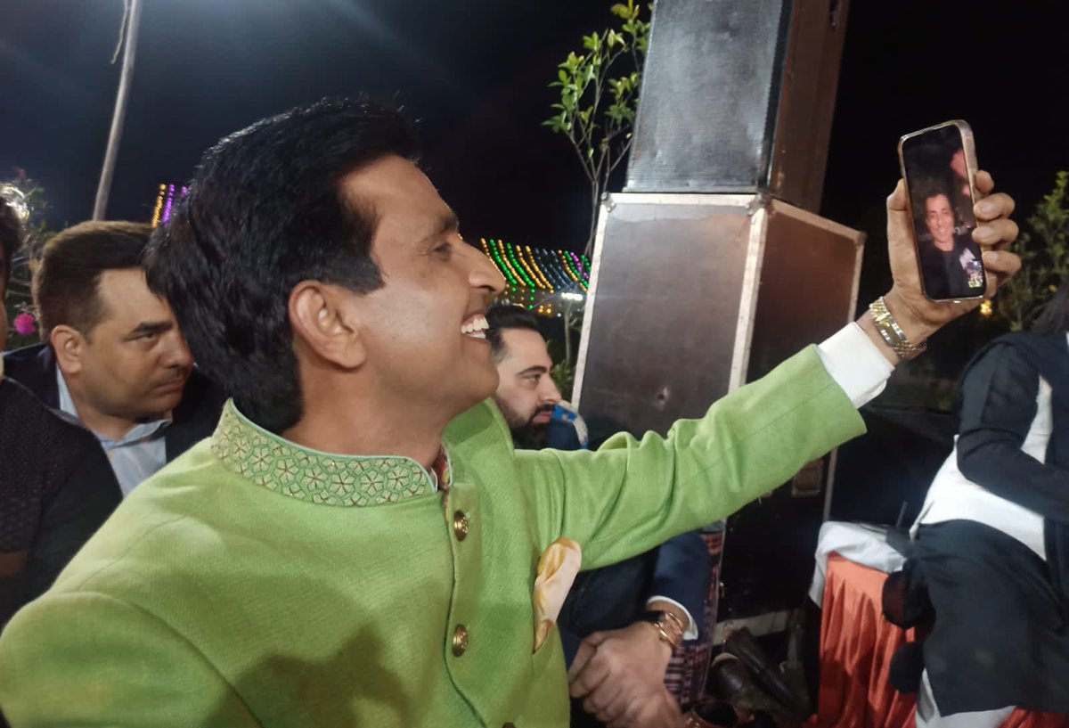 DrKumarVishwas's tweet image. अपनी व्यस्तता के कारण @KVKutir ना आ पाने पर प्यारे दोस्त @SonuSood  @ImRaina और @MdShami11 ने वीडियो कॉल्स पर जो मुहब्बत के पैग़ाम दिए, उनसे वहाँ की महफ़िल प्यार से भीग-भीग गई। शुक्रिया दोस्तो ❤️ जल्दी ही मिलते हैं