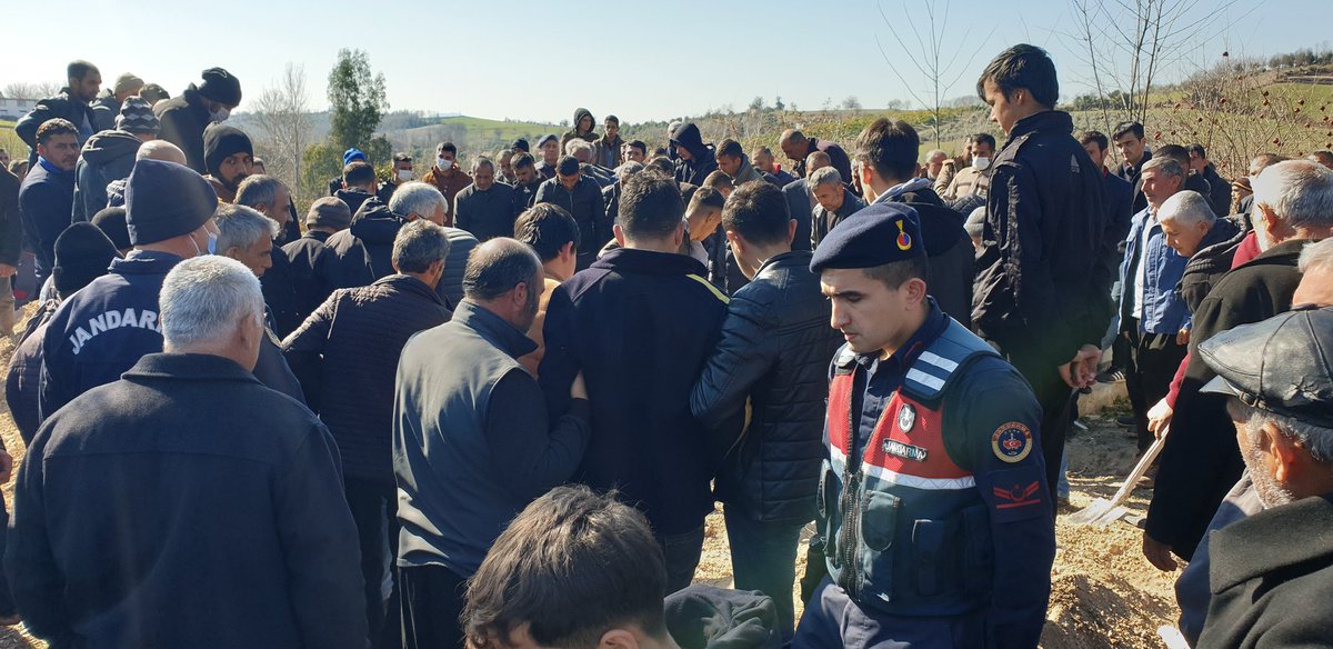 Cbekle's tweet photo. 📌Andırın, Kahramanmaraş

Kaymakamımız Sayın Cuma Emeç, Belediye Başkanımız Sayın Ahmet Doğan ve İlçe Başkanımız Sayın Abdulkadir Kayıran ile birlikte; Tellioğlu ailesinin cenazesine katıldık.

Aynı aileden beş can, tek acı... Acımızı da, yaralarımızı da birlikte saracağız. https://t.co/yDuHwQqVcD