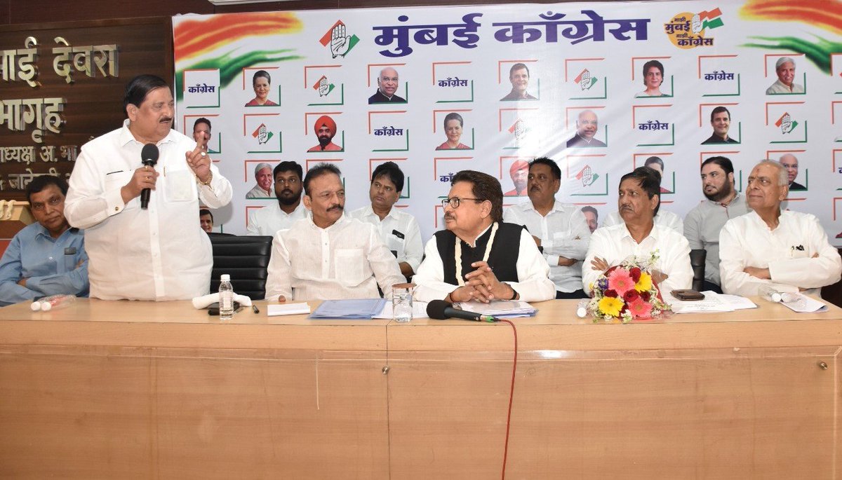 madhuannachavan's tweet photo. अ.भा.काँग्रेस कमिटी मुंबई प्रभारी माजी खासदार श्री.पी.एल.पुनिया @plpunia  यांच्या उपस्थितीत आज मुंबई काँग्रेस कार्यालय येथे आयोजित केलेल्या  बैठकीत "हाथ से हाथ जोडो" अभियानासंदर्भात आढावा घेऊन उपस्थ‍ित मान्यवरांना संबोध‍ित केले. #BharatJodoYatra  #HathSeHathJodoYatra https://t.co/mjAacYyZAU