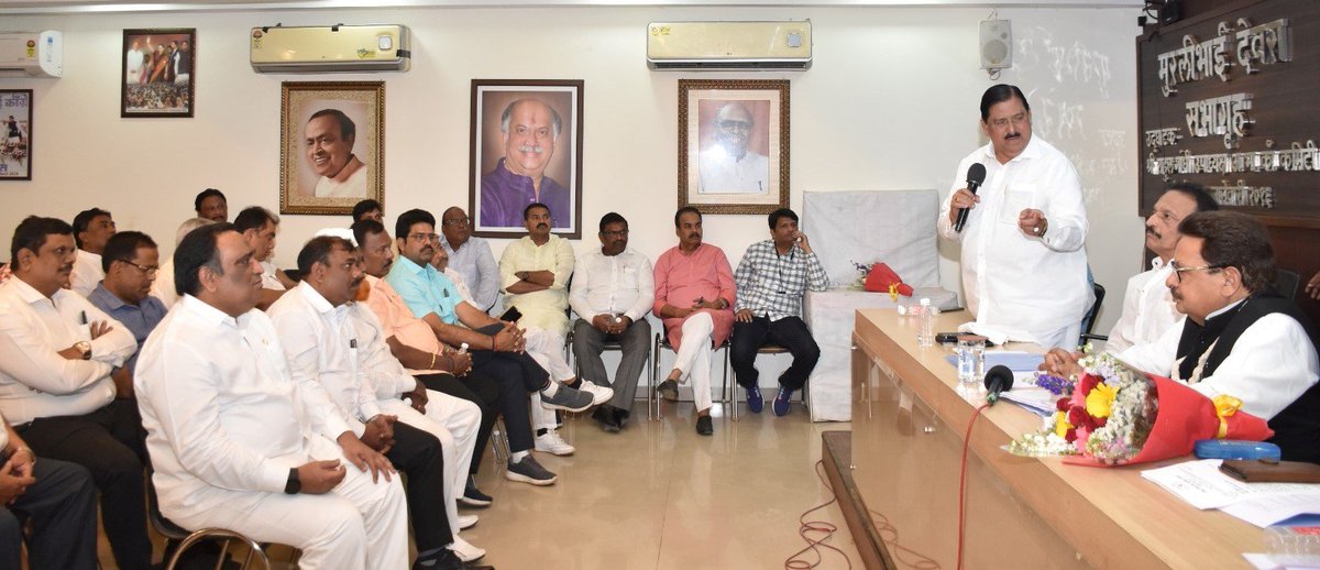 madhuannachavan's tweet photo. अ.भा.काँग्रेस कमिटी मुंबई प्रभारी माजी खासदार श्री.पी.एल.पुनिया @plpunia  यांच्या उपस्थितीत आज मुंबई काँग्रेस कार्यालय येथे आयोजित केलेल्या  बैठकीत "हाथ से हाथ जोडो" अभियानासंदर्भात आढावा घेऊन उपस्थ‍ित मान्यवरांना संबोध‍ित केले. #BharatJodoYatra  #HathSeHathJodoYatra https://t.co/mjAacYyZAU