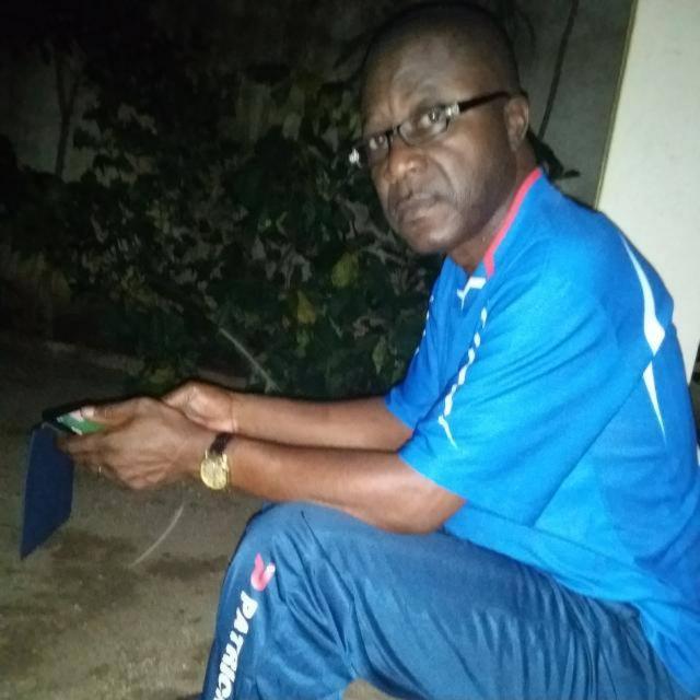 RoiMandji's tweet photo. Ce jour , le Pr Yves Andrés Abessolo l'ancien doyen de la FSEG de l'université de Maroua a rendu l'âme de suite d'une maladie. Il fut mon encadreur en Master 2. La famille estudiantine de la FSEG en particulier et de l'UMA est en deuil 😭
Mes condoléances à la famille 😔 https://t.co/iUhxNZag9C