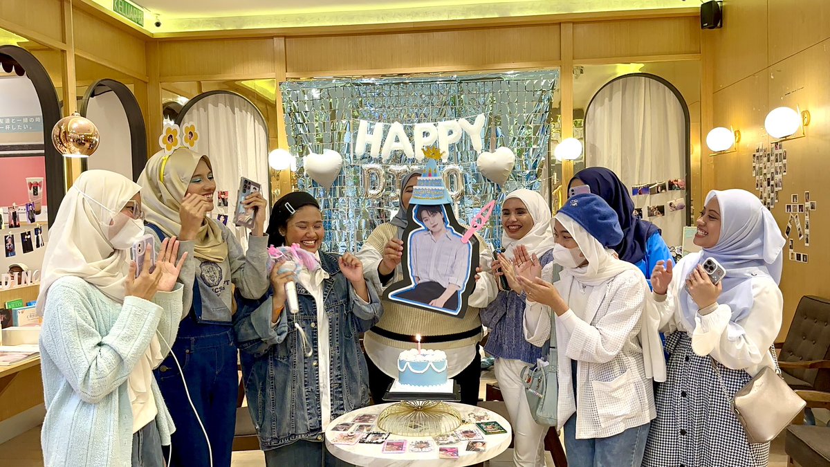 Such a great opportunity to be one of the crew for this wonderful cs event to celebrate our hot boy 이 찬 💙 My first time handling a cs event and for me, it was successful(?) Thank you everyone for coming and make yesterday event fun and happening 🤍💙😘 #Baby_Dinotters_Day