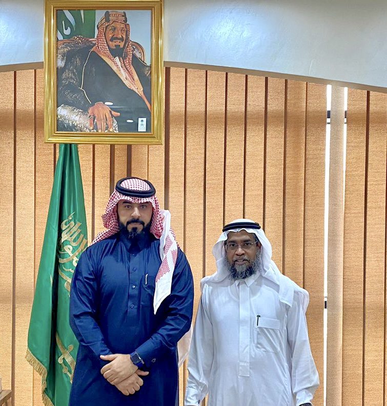mofar7's tweet photo. جميل أن تكن لك بصمة وأثر والاجمل أن تترجل وأنت بالقمة فهذا هو ديدن الكبار ترجل عن صهوة جواده سعادة الأستاذ الدكتور يحيى زمزمي بعد عشرون عام قضاها..أمين عام لجمعية مراكز الأحياء بمكة ومشروع تعظيم البلد الحرام
وفقه الله في مسيرته القادمة للاعمال الخيرية التى تخدم الوطن ومكة خاصة. https://t.co/BRrGQFUHkJ