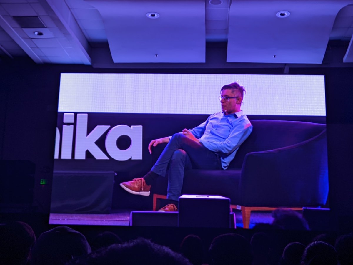 jhnpllgdo's tweet image. The last leg of #GraphikaManila2023 to close this amazing night is none other than @beeple 
#ASUSOLEDatGraphikaManila2023