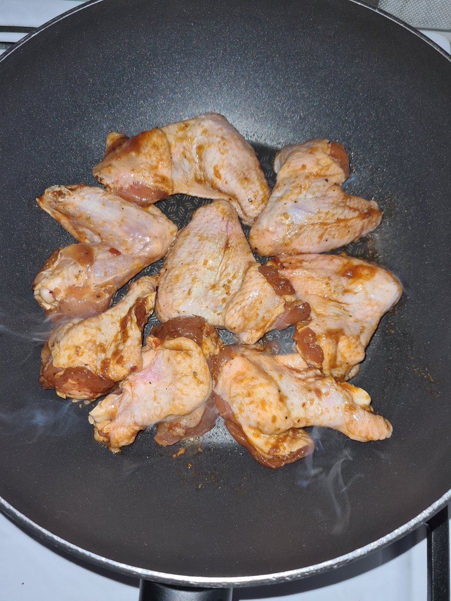 Kippenvleugeltjes en boutjes aanbakken, dan in oven. Als het bijna klaar is insmeren met honing en afbakken in pan..
Lekker kluiven tijdens #SUPERBOWLVII 🏈