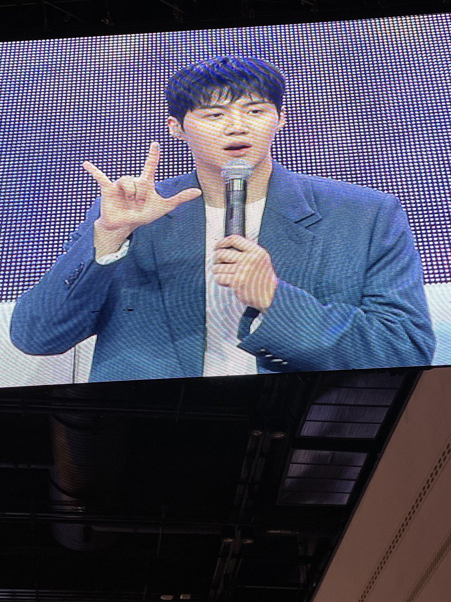 gatetag_17's tweet photo. พิซอนไม่เข้าใจว่าท่านี้คืออะไร เมื่อวานตอนไฮบายฟคทำให้หลายรอบ นางนึกว่าฟคเป็นชาวร็อค555555555  

#คิมซอนโฮ #KimSeonHo
#KimSeonHoInBKK #KimSeonHoInBKK2023 #2023KIMSEONHOASIATOURINBANGKOK https://t.co/30ABrkFETc