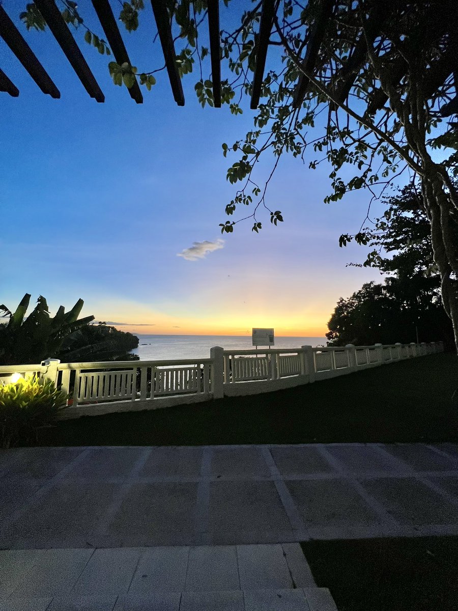 Chillin with this view. Didn’t forget to pack some 🍿🍿🍿 though. Waiting to see the aftermath when the toxicity dust sets in 🤣 GM!