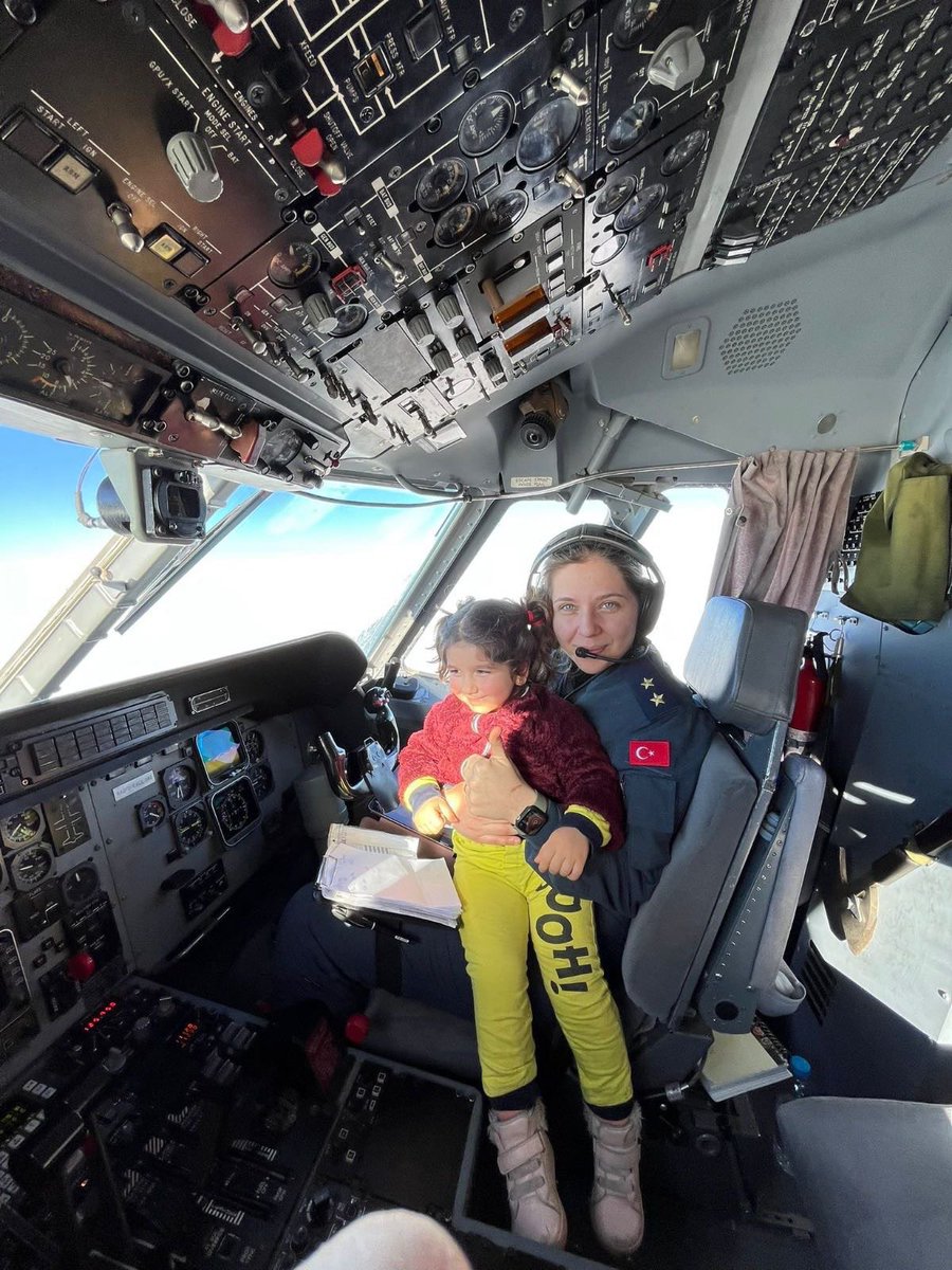 coinragnar's tweet photo. Uçaklarla tahliye edilen depremzede çocuklara moral veren pilotlarımız https://t.co/zgbsJY0Cnb
