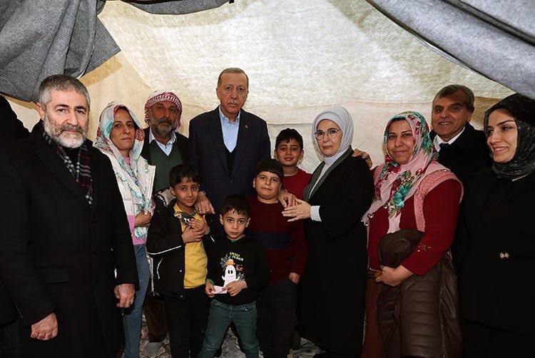 50Milyontc's tweet photo. 🔺حضور فعال رییس‌جمهور اردوغان در مناطق زلزله‌زده

▫️رئیس جمهور اردوغان از منطقه زلزله زده شانلی اورفا دیدار کرد.او همچنین ازچادری که برای مراسم تعزیه جان باختگا�� زلزله اخیر برپا شده بودحاضر شدو به خانواده آن عزیزان تسلیت گفت.
#Kahramanmaras 
#زلزله_ترکیه 
https://t.co/AOzf4yeayH https://t.co/wzSbiQk58w