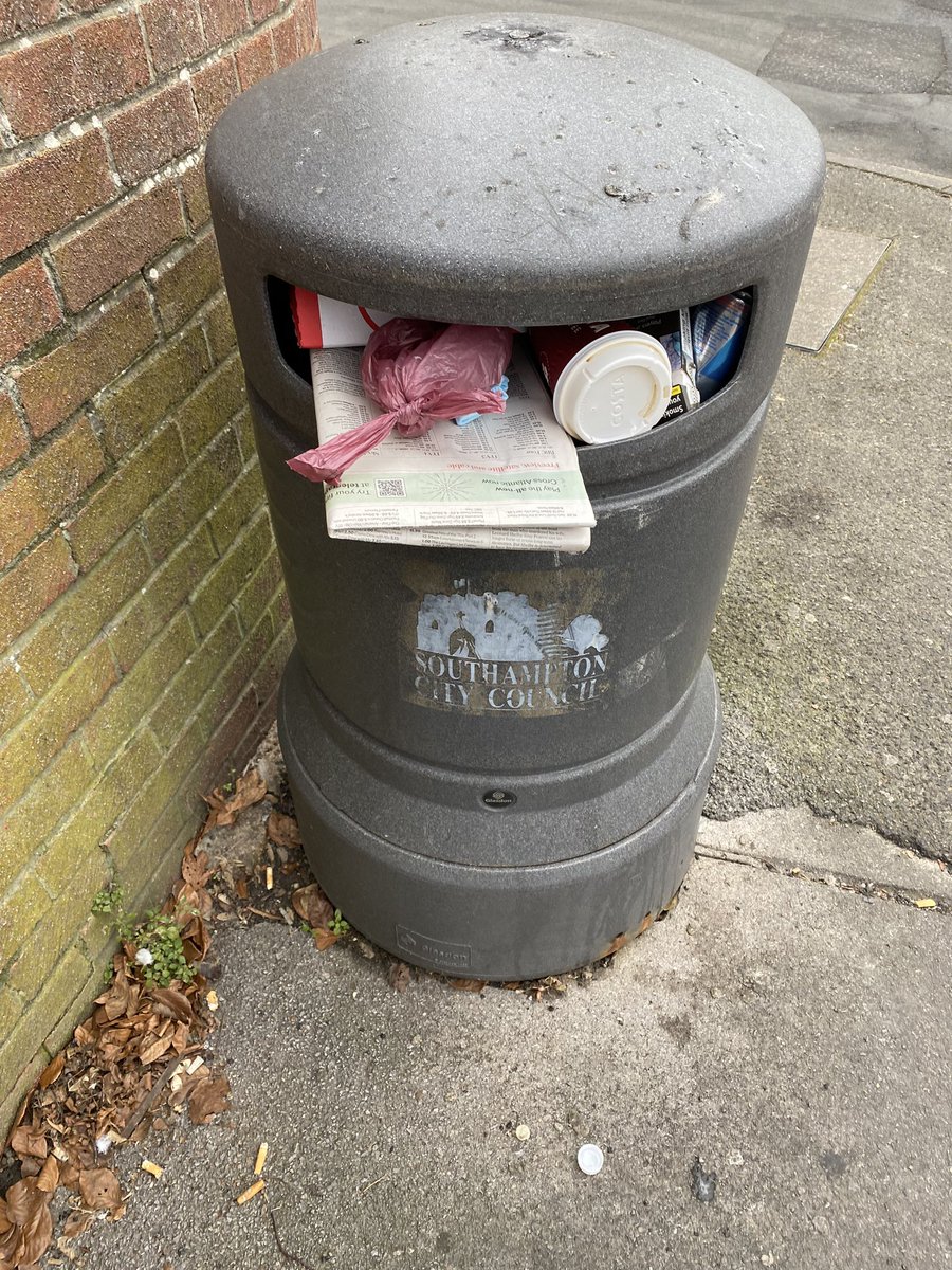 minicheddar's tweet photo. @SouthamptonCC out on a litterpick today and this bin seems to have been missed when others emptied. Corner of Arthur Road opposite tool hire. https://t.co/5DY3gqkruY