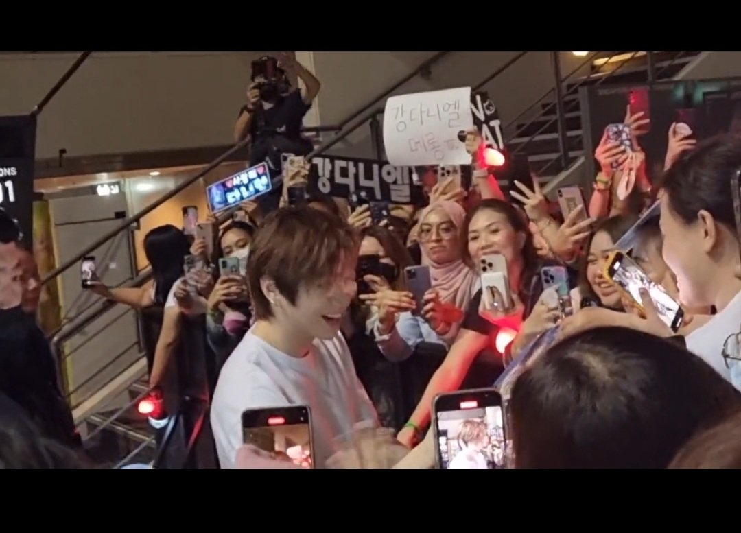 cookie13877351's tweet photo. KANG DANIEL❤️S NOT MADE 2 BE THE ADMIRETION OF ALL HIS STAN, BUT, ALSO HIS THE HAPPINESS OF ALL HIS FANS #DANITYSTAN WHO IS CRAZY ABOUT HIM, CTTO
@Anniedote1210 4 uploading ths video THANK U SO MUCH
@konnect_danielk
#FirstParadeinSingapore
#kangdaniel
#danityfam
#danity https://t.co/Mo2ZT5uF16