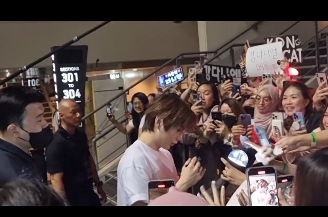 cookie13877351's tweet photo. KANG DANIEL❤️S NOT MADE 2 BE THE ADMIRETION OF ALL HIS STAN, BUT, ALSO HIS THE HAPPINESS OF ALL HIS FANS #DANITYSTAN WHO IS CRAZY ABOUT HIM, CTTO
@Anniedote1210 4 uploading ths video THANK U SO MUCH
@konnect_danielk
#FirstParadeinSingapore
#kangdaniel
#danityfam
#danity https://t.co/Mo2ZT5uF16