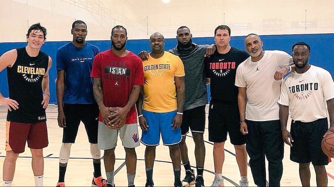 <a href="/cediosman/">Cedi Osman</a> Beraber birçok epik anı paylaştığın basın toplantılarında öz abinmiş gibi bahsettiğin bu derece samimiyet kurduğun LeBron'a ulaşmak için daha neyi bekliyorsun? Alacağın bir imzalı forma/ayakkabı milyonlarca TL karşılığı satılabilecek durumda senden destek bekliyoruz