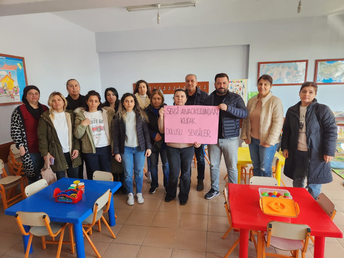 Sevgi Anaokulu olarak Yahya Akel Fen Lisesi Pansiyonuna yerleşen depremzede çocuklarımız için anaokulumuzu kurduk ve bugün tüm öğretmenlerimiz gönüllü olarak eğitim yaptı. <a href="/MersinMEM/">Mersin İl Millî Eğitim Müdürlüğü</a> <a href="/AdemKoca46/">Adem Koca</a> <a href="/yenisehirmem_33/">Yenişehir İlçe Milli Eğitim Müdürlüğü</a> <a href="/necmidinc/">M.Necmeddin Dinç</a> <a href="/MikailEREN33/">Mikail EREN</a> <a href="/nezzihaerdem/">Neziha Erdem</a>
