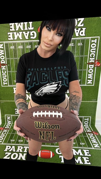 It&rsquo;s GAME DAY!! 🏈 Who will WIN this? The Eagles? The Chiefs? The Signed Football? Members JOIN FREE:<a href="/tag/comeplay"class="tags"><span>#comeplay</span></a><a href="/tag/webcamtime"class="tags"><span>#webcamtime</span></a>