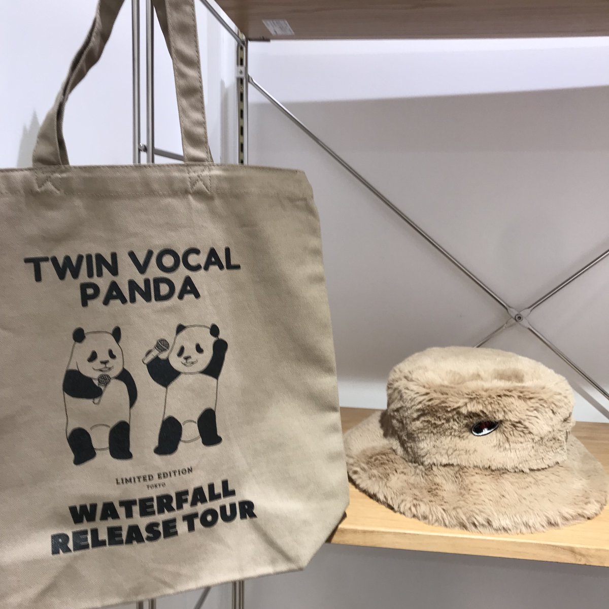 WATERFALL1989's tweet photo. 【「WATERFALL #錦糸町パルコ 3F期間限定店」夜21時まで営業しています】
#上野 #上野動物園 から #錦糸町 までスグ♪
5Fには #タワーレコード錦糸町店
同階には輸入菓子 #PXSTORE☆
#CD も #お菓子 も一杯入る!
「#双子パンダ #ボーカル #トートバッグ」
https://t.co/7be22CtLyN
#住吉 #清澄白河 https://t.co/K0gPp8rx4J